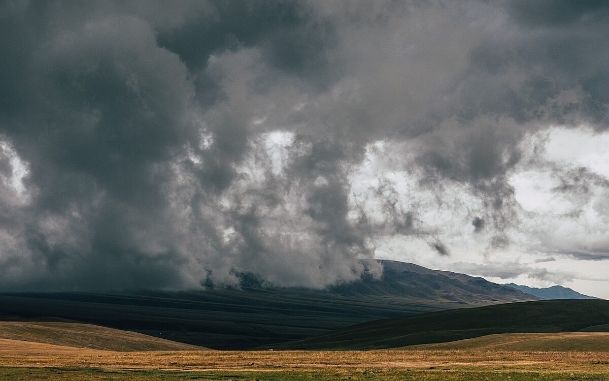 Ein Sturm zieht über ein Feld der Himmel ist dunkel Ein Sturm zieht über ein Feld der Himmel ist dunkel